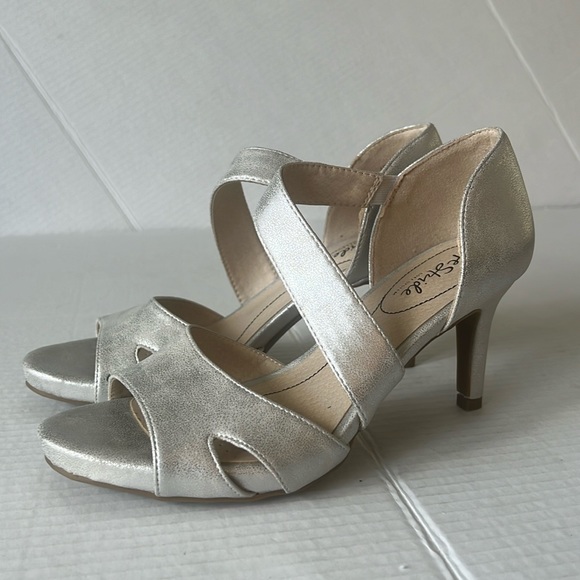 Life Stride Shoes - Life Stride Silver Faux Leather Open Toed Mary Jane Sandals, size 7.5